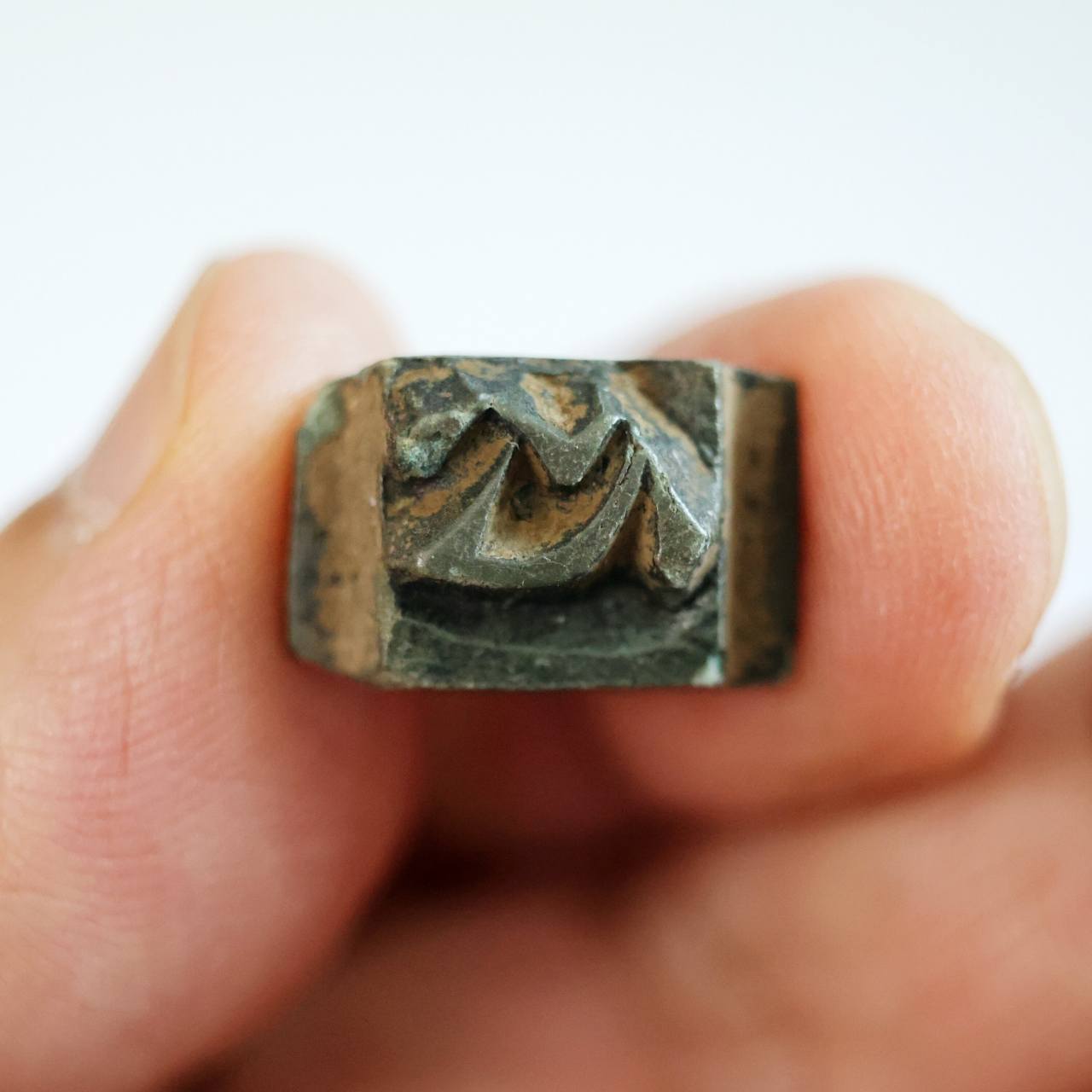 A Jeungdoga Goryeo movable metal printing type that was among those unveiled by a South Korean antiques dealer in 2010 shows the Hanja character “sim,” which is said to have been excavated from Manwoldae, the main palace of the Goryeo Kingdom, in Kaesong, present-day North Korea. (Hyungwon Kang)