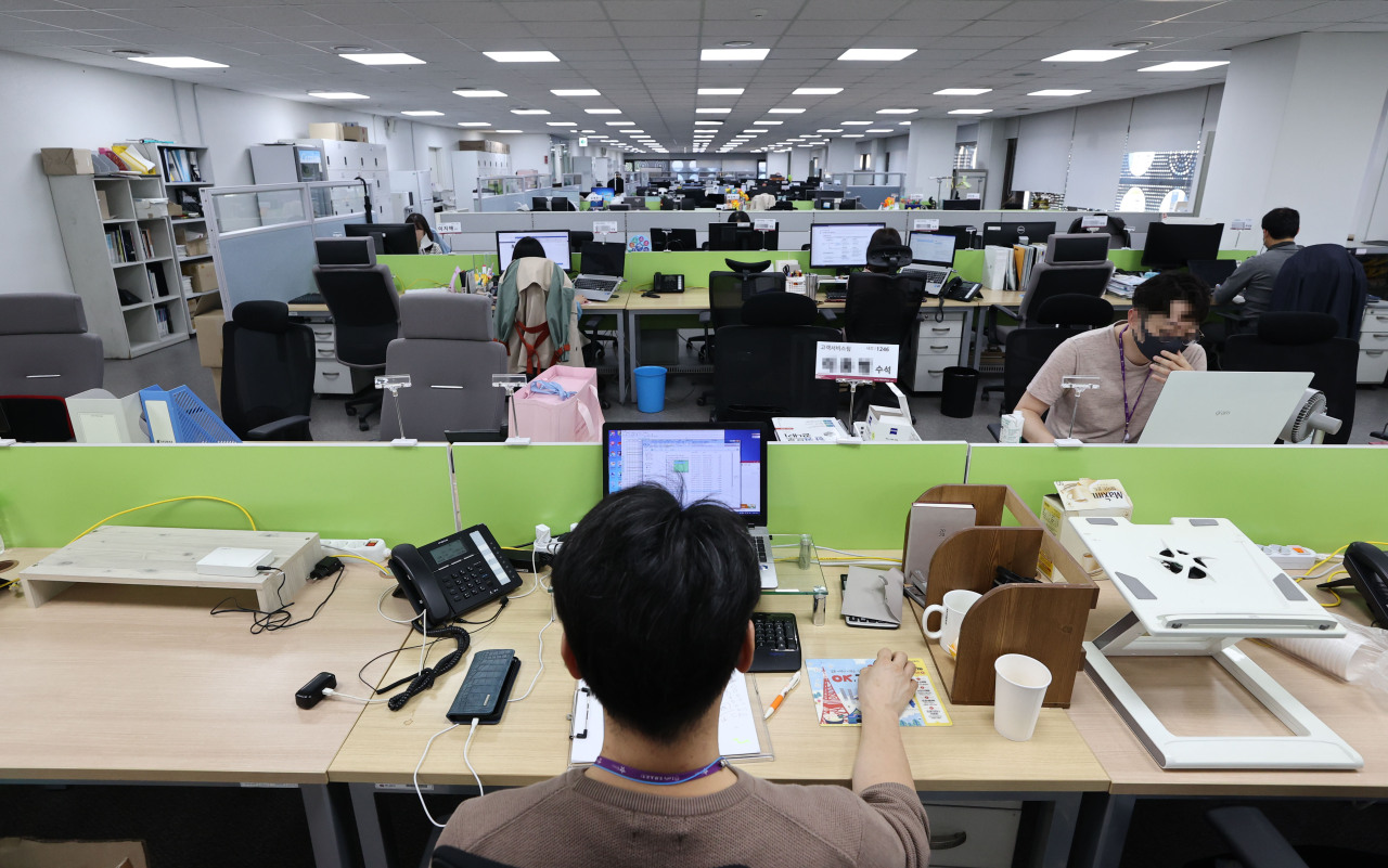 Employees at a travel agency in Seoul return to work on Wednesday, as COVID-19 confirmed cases showed signs of a slowdown. (Yonhap)