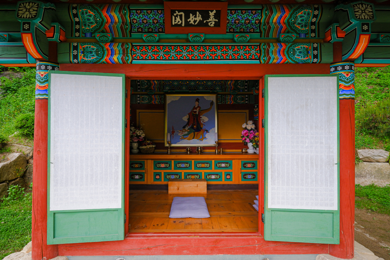 A painting of Sunmyo riding on a dragon is kept in a shrine located in Bueseoksa. (Yeongju City)