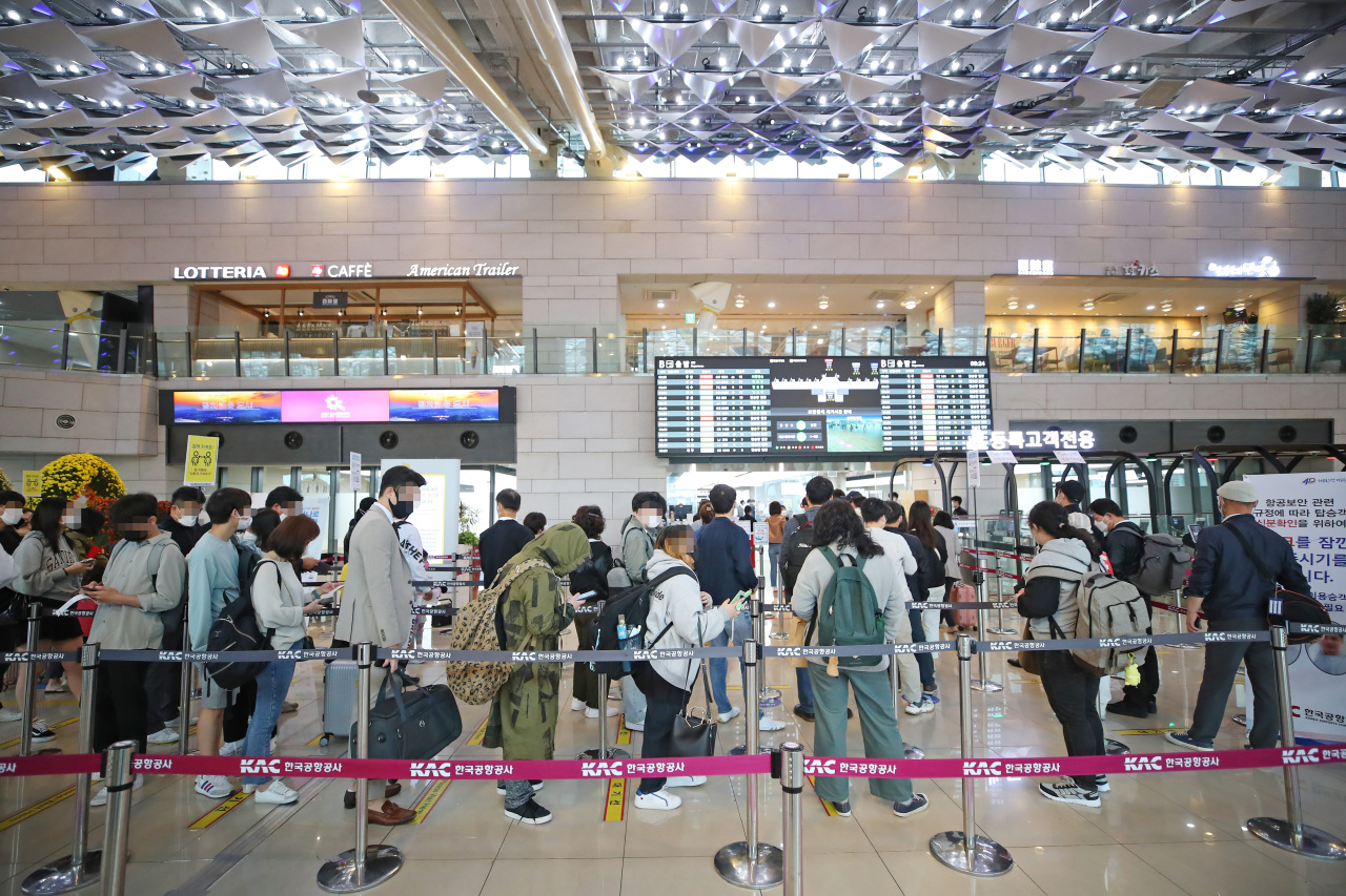 Passengers check in at Gimpo Airport in Seoul on Friday.(Yonhap)