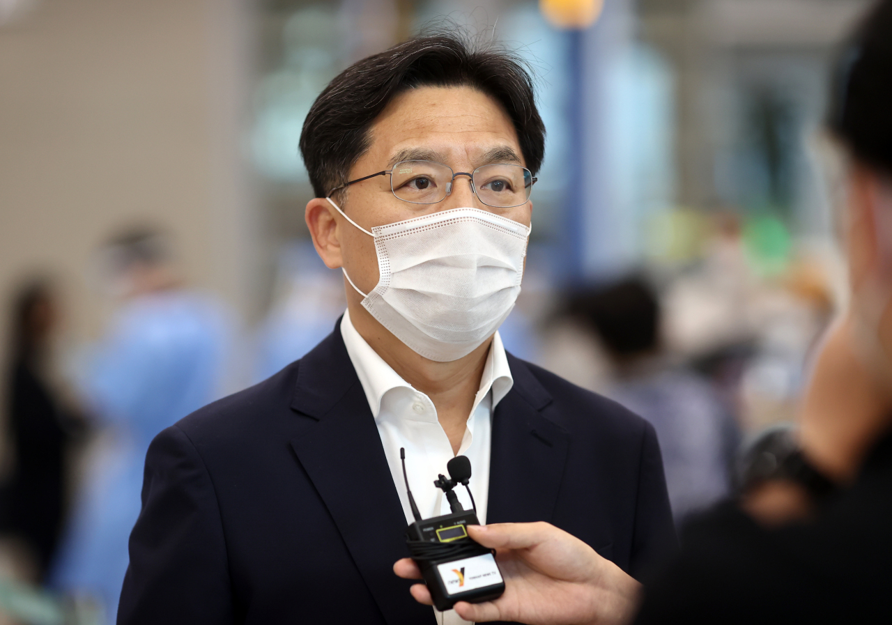 Noh Kyu-duk, special representative for the Korean Peninsula peace and security affairs, answers questions from reporters on Sept. 2, 2021 at Incheon International Airport. (Yonhap)