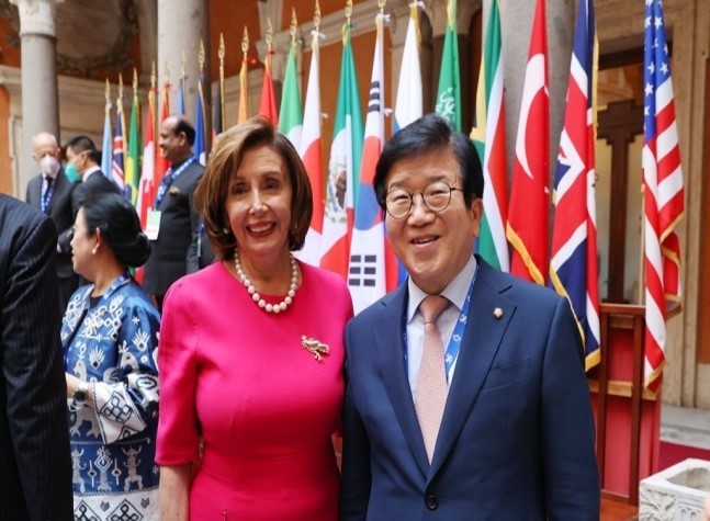 National Assembly Speaker Park Byeong-seug poses with US House Speaker Nancy Pelosi at the seventh G-20 Parliamentary Speakers’ Summit, in Rome on Oct. 7 (local time).