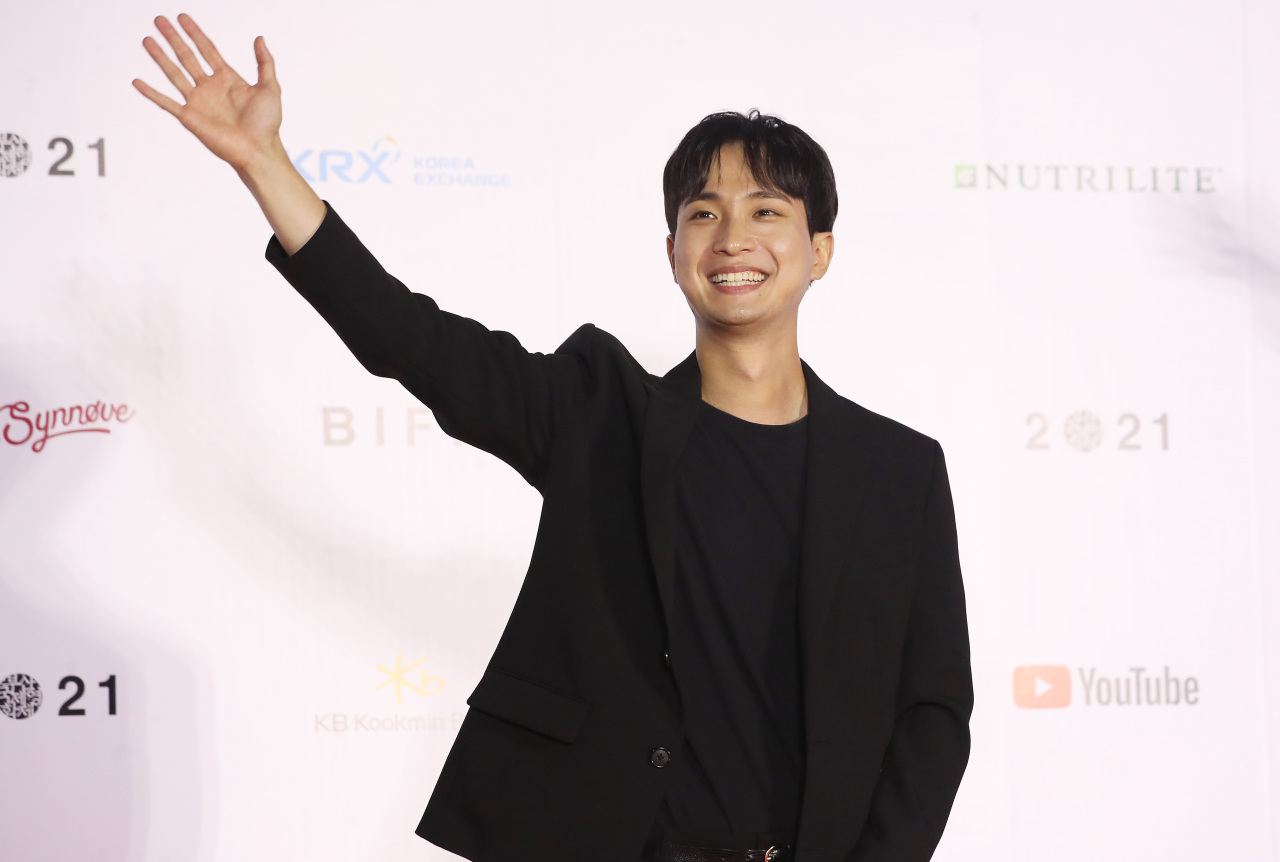 Kwon Daham poses before entering the Busan Cinema Center to participate in the 26th Busan International Film Festival’s closing ceremony on Friday night. He won BIFF’s best actor of the year award for his role in “Through My Midwinter.” (Yonhap)