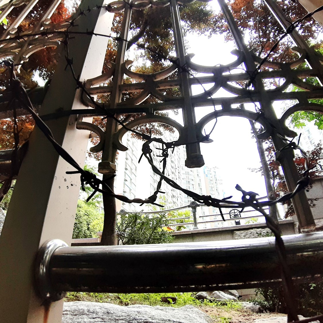 Barbed wire is installed along the fence between the general and public housing sections of Gwanak Dream Town, an apartment complex in Gwanak-gu, southern Seoul. (Shin Ji-hye/The Korea Herald)