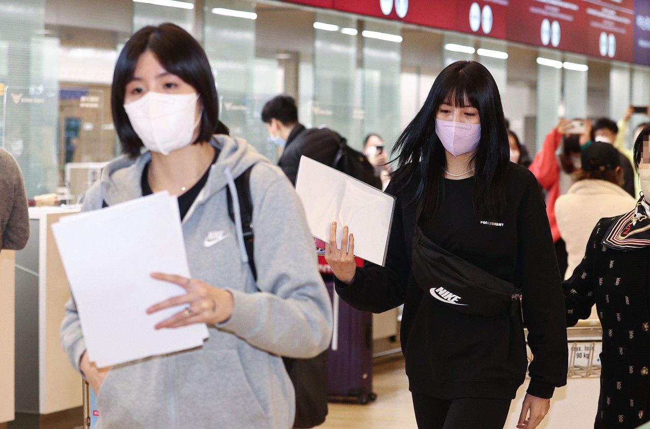 Lee Jae-yeong and Lee Da-yeong, the two South Korean volleyball players embroiled in a bullying scandal, walks to the depart for Greece at the Incheon International Airport on Saturday. (Yonhap)