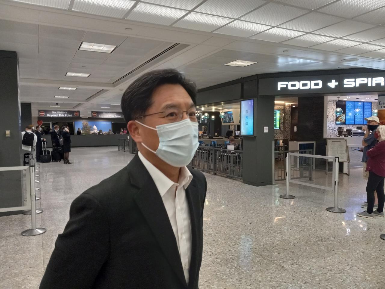 Noh Kyu-duk, South Korea's chief nuclear envoy, speaks with reporters upon his arrival at the Washington Dulles International Airport on Saturday. (Yonhap)