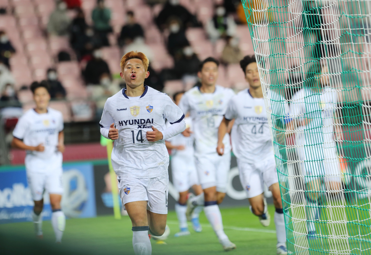 Lee Dong-gyeong of Ulsan Hyundai FC celebrates his goal against Jeonbuk Hyundai Motors during the clubs' quarterfinal match of the Asian Football Confederation Champions League at Jeonju World Cup Stadium in Jeonju, 240 kilometers south of Seoul, on Sunday. (Yonhap)