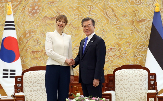 Presidents Kersti Kaljulaid (left) and Moon Jae-in meet in 2018