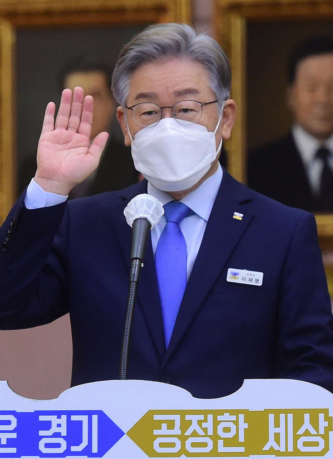 This photo, provided by the National Assembly's photo press corps, shows Gyeonggi Gov. Lee Jae-myung taking an oath at the start of a parliamentary audit of his government at the Gyeonggi provincial government office in Suwon, south of Seoul, on Monday. (National Assembly Photo Press Corps)