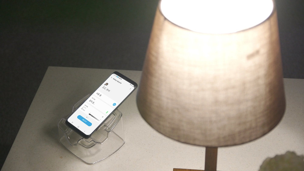 Samsung Electronics repurposed an old Galaxy S9 to control home lighting autonomously (Samsung Electronics)