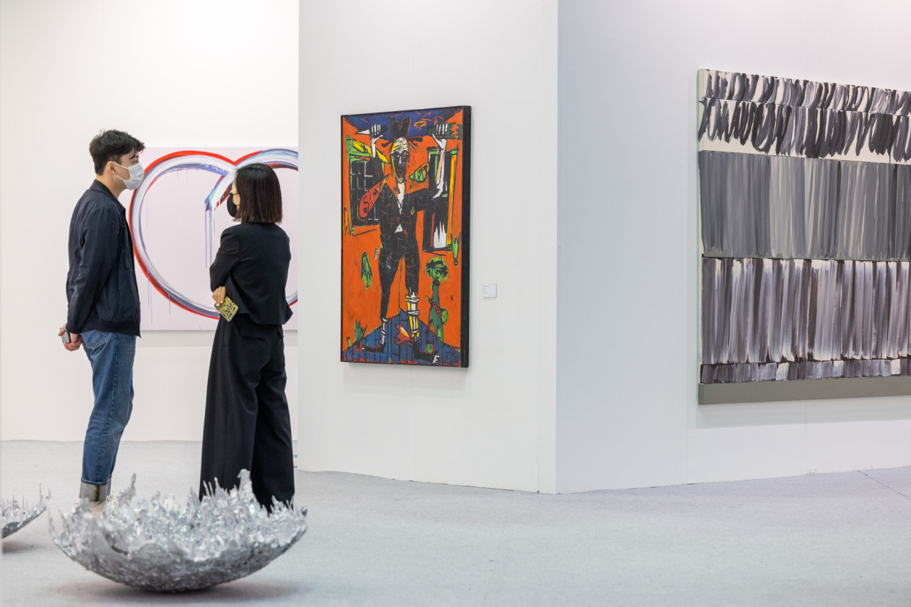 Visitors view works at KIAF Seoul 2021 (Galleries Association of Korea)