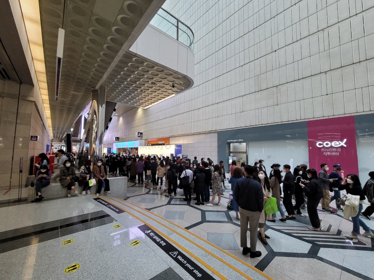 People wait in line to enter KIAF Seoul 2021 on Saturday at Coex in southern Seoul. (Park Yuna/The Korea Herald)