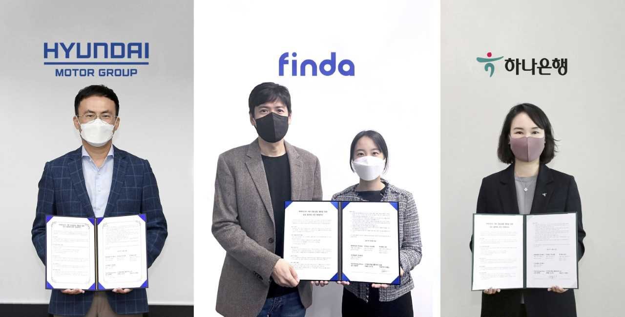 Officials from Hyundai Motor, Finda and Hana Bank pose for a photo marking a new partnership among the firms.(Hana Bank)
