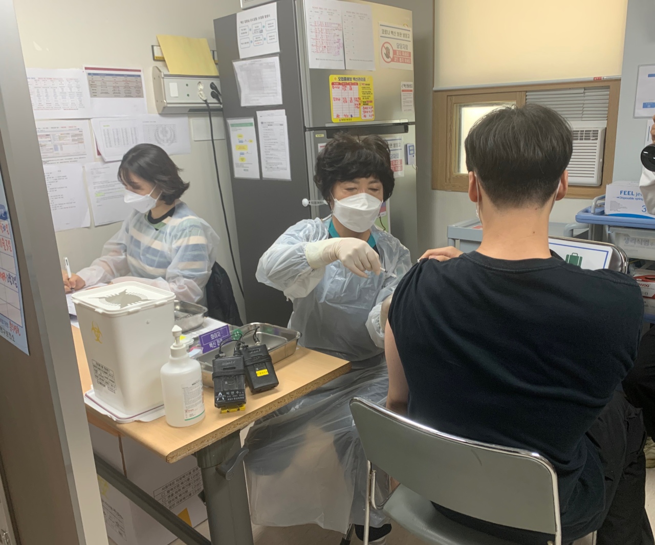 A nurse at Hong-ik hospital in Seoul`s Yangcheon district administers a dose of Pfizer vaccine to a 17-year-old on Monday morning. (Kim Arin/The Korea Herald)