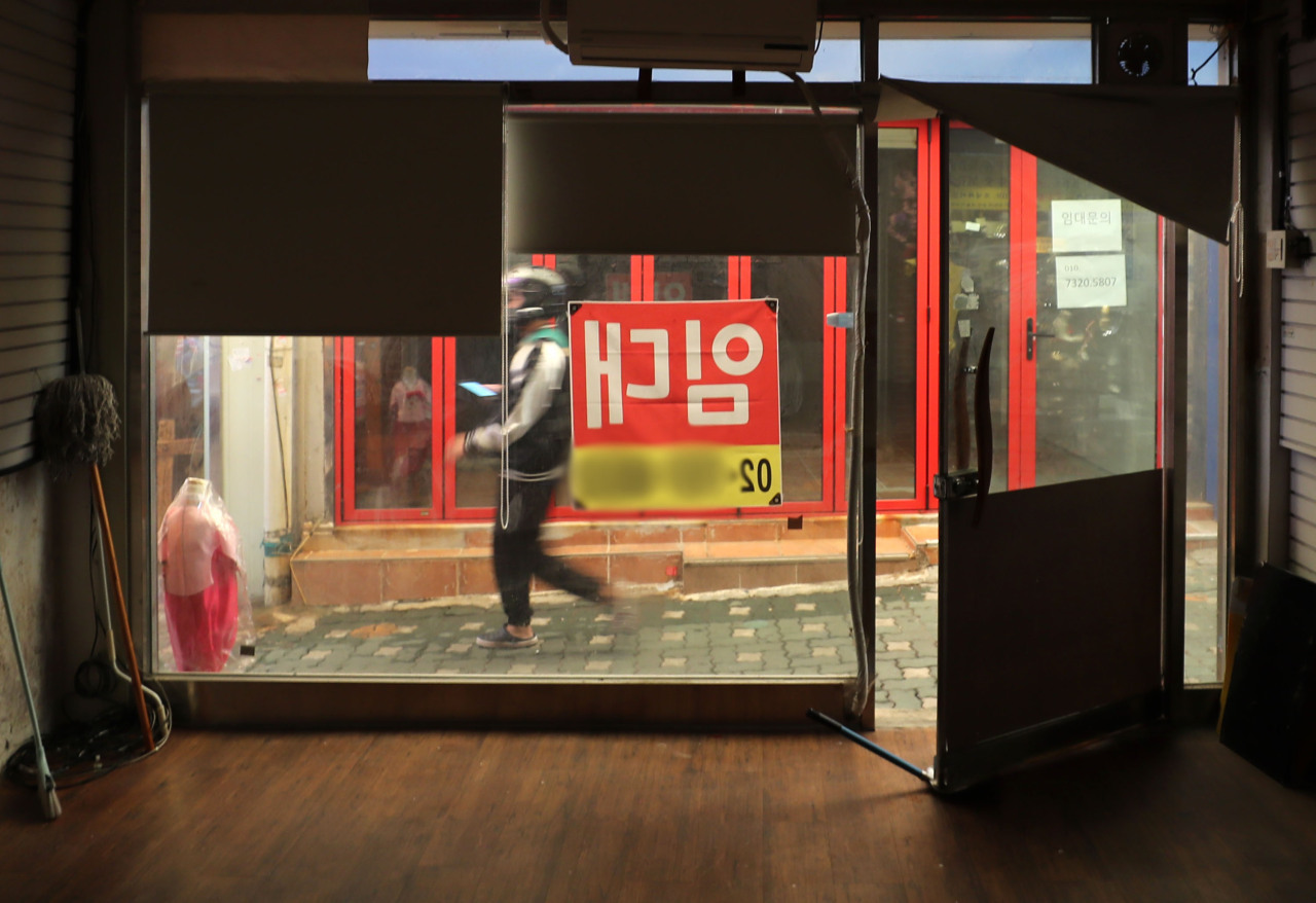 An empty store displays a “for lease” sign. (Yonhap)