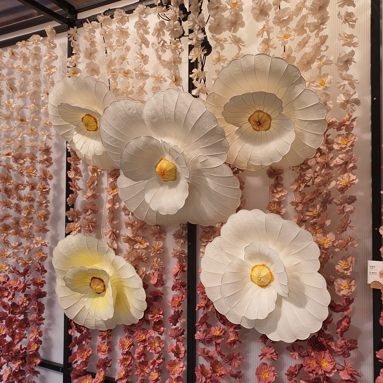 Hanji flowers from Wonju, Gangwon Province, are exhibited near Sujeongjeon, one of the buildings within Gyeongbokgung in Seoul. (Royal Culture Festival)