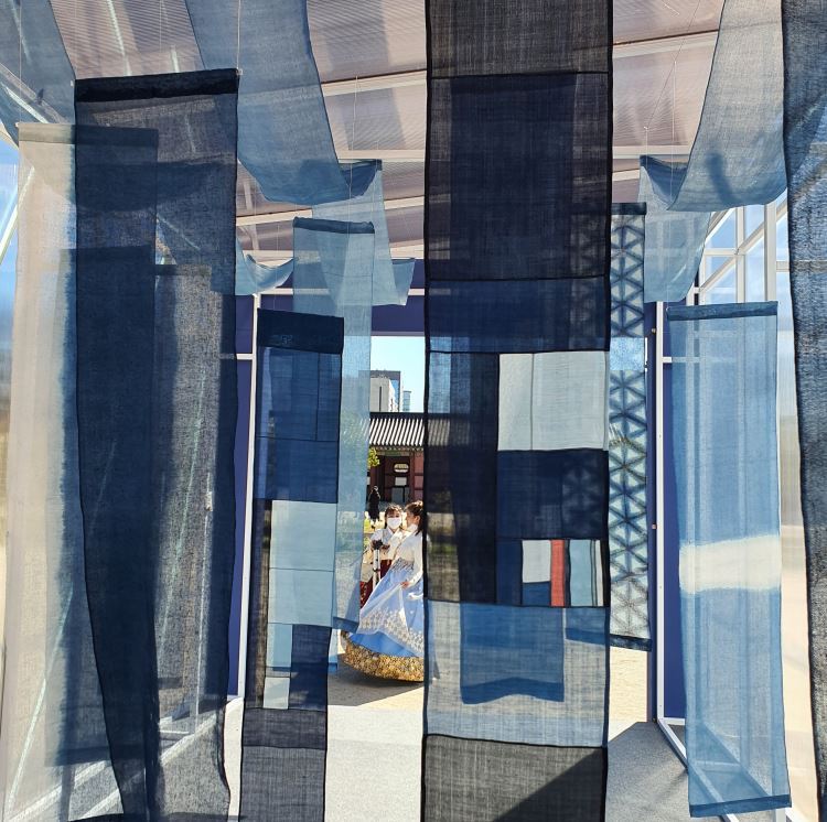 Naturally dyed fabrics from Naju, South Jeolla Province, are exhibited near Geunjeongmun, the palace gate at Gyeongbokgung in Seoul. (Royal Culture Festival)