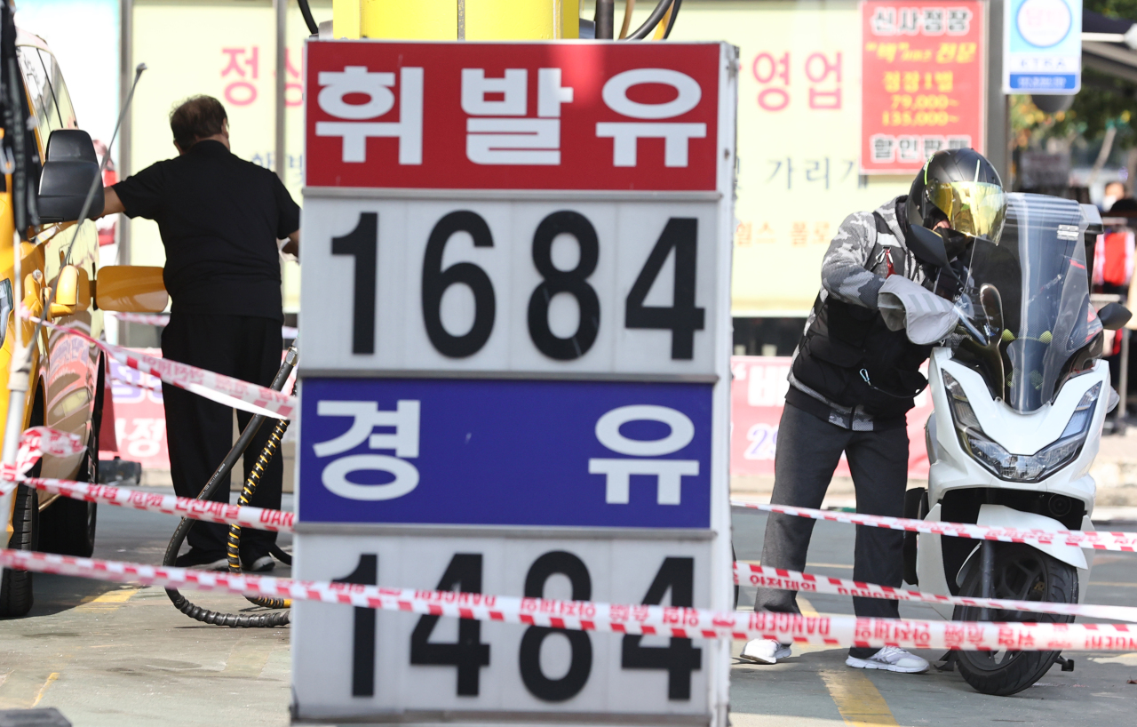 This photo taken on Thursday, shows a gas price sign at a filling station in Seoul. South Korea's import prices rose 2.4 percent on-month in September due to a hike in global oil prices, marking five consecutive months of a rise, with the import index also jumping 26.8 percent from a year earlier, central bank data showed. (Yonhap)