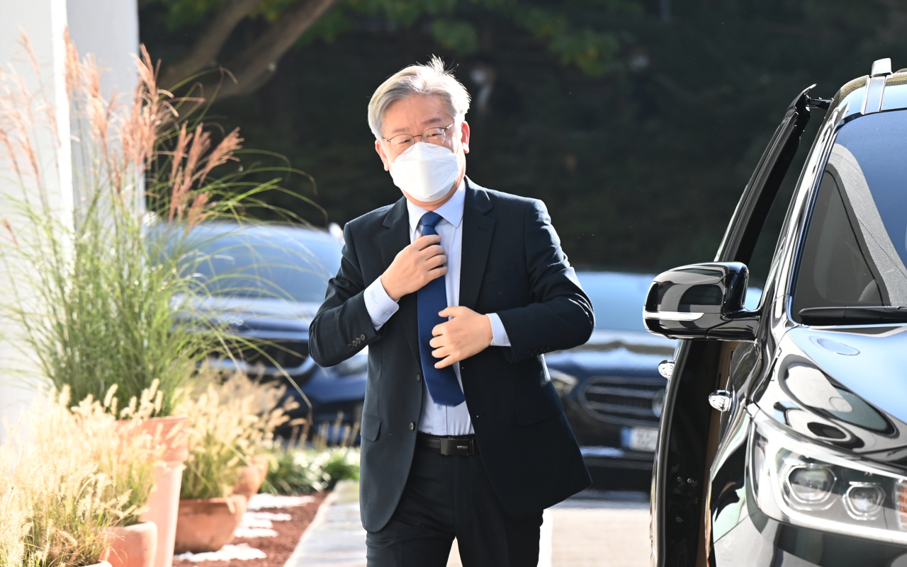 Gyeonggi Gov. Lee Jae-myung arrives at the Gyeonggi provincial government office in Suwon, 46 km south of Seoul, on Wednesday. (Yonhap)