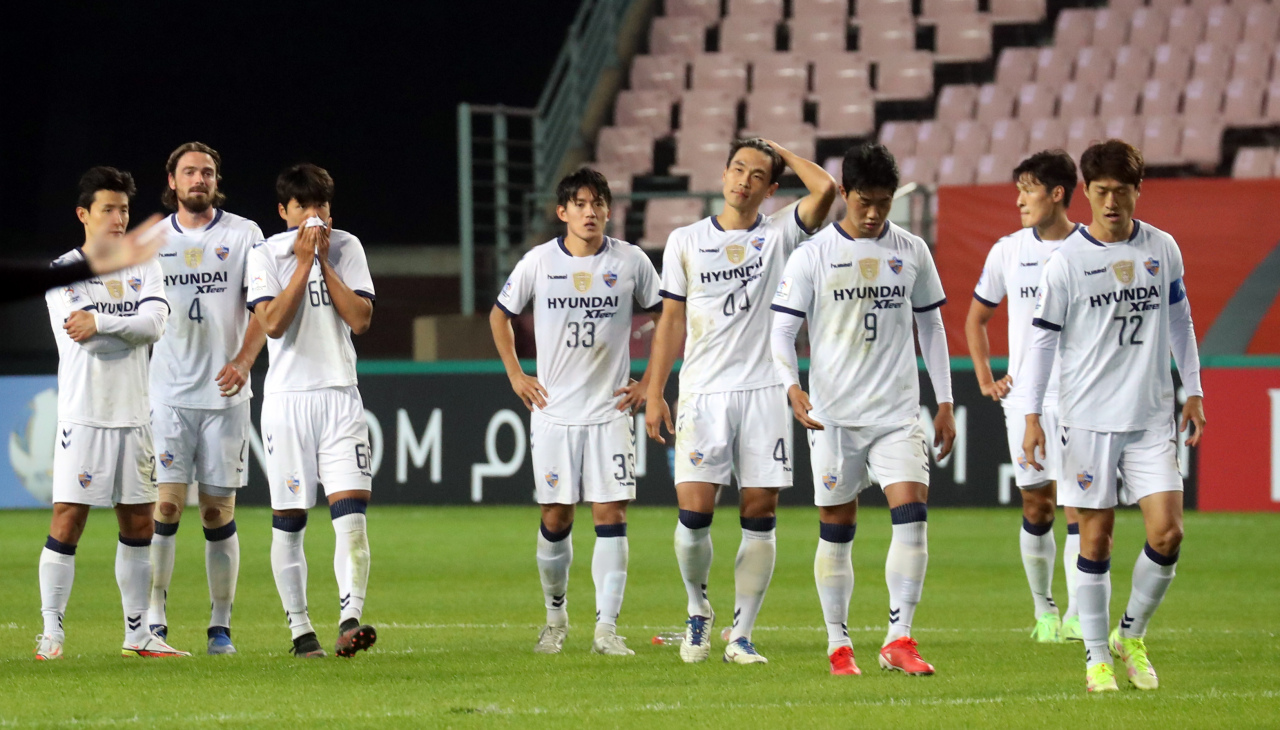 Ulsan Hyundai FC players react to their loss to Pohang Steelers on penalties in the semifinals of the Asian Football Confederation Champions League at Jeonju World Cup Stadium in Jeonju, about 240 kilometers south of Seoul, on Wednesday. (Yonhap)