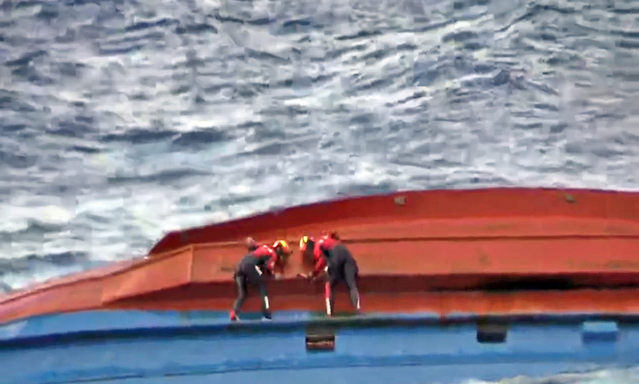 Coast Guards search for the crew of a fishing boat that capsized in the East Sea on Thursday. (Yonhap)