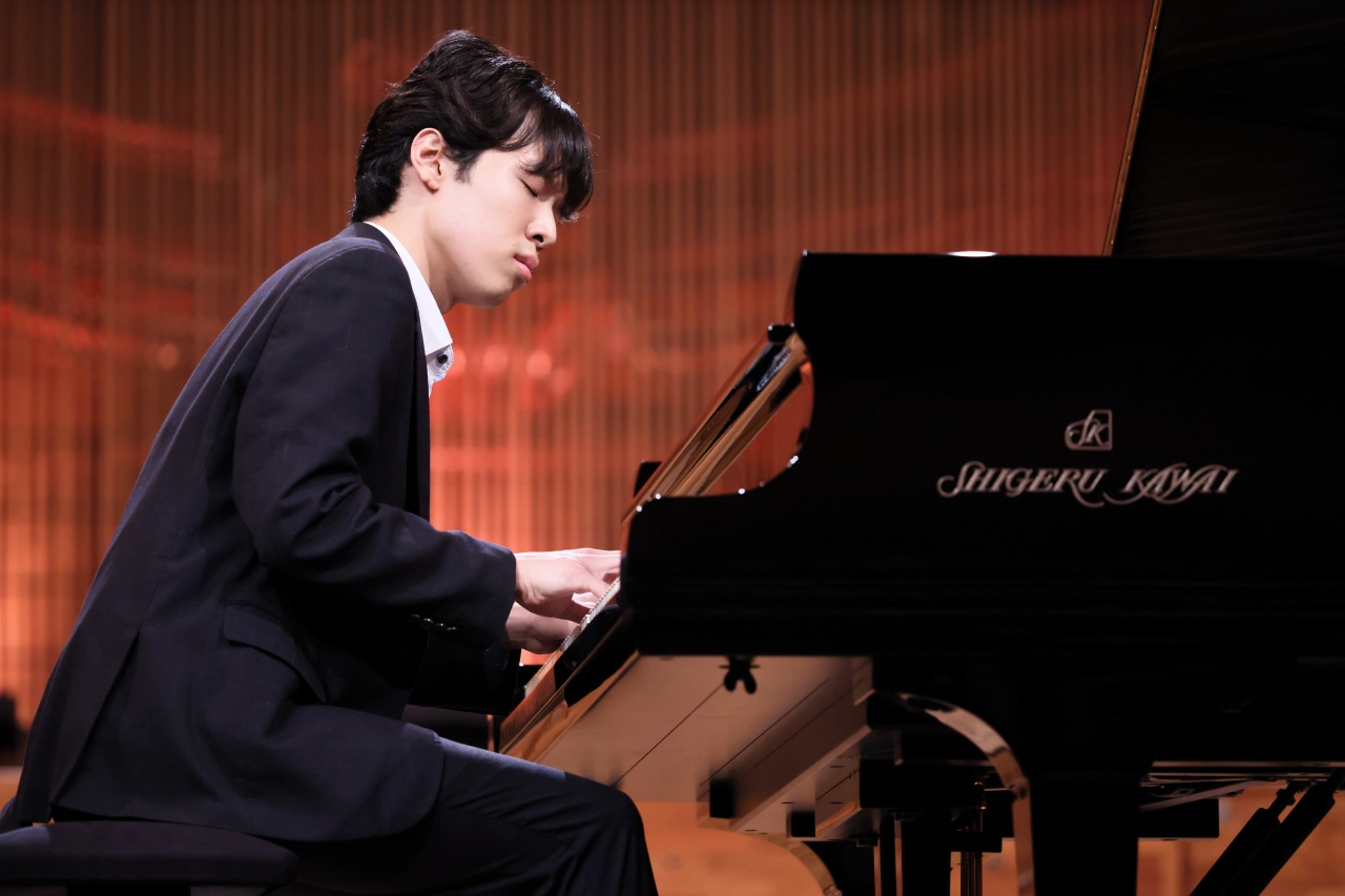 Pianist Lee Hyuk performs in the third stage of the 18th Chopin Piano Competition at the chamber hall of the National Philharmonic in Warsaw, Poland, Saturday. (EPA-Yonhap)
