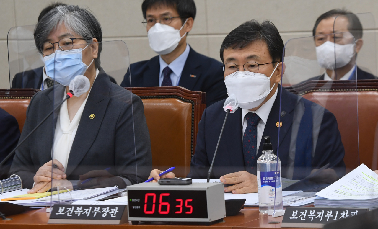 Korea Disease Control and Prevention Agency Commissioner Jeong Eun-kyeong (left) and Minister of Health and Welfare Kwon Deok-cheol speak during a parliamentary audit session Wednesday. (Yonhap)