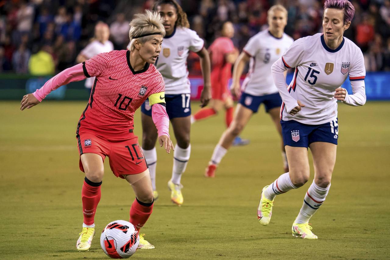 In this Getty Images photo, Ji So-yun of South Korea (L) tries to dribble past Megan Rapinoe of the United States during their teams' friendly football match at Children's Mercy Park in Kansas City, Kansas, on Thursday. (Yonhap)
