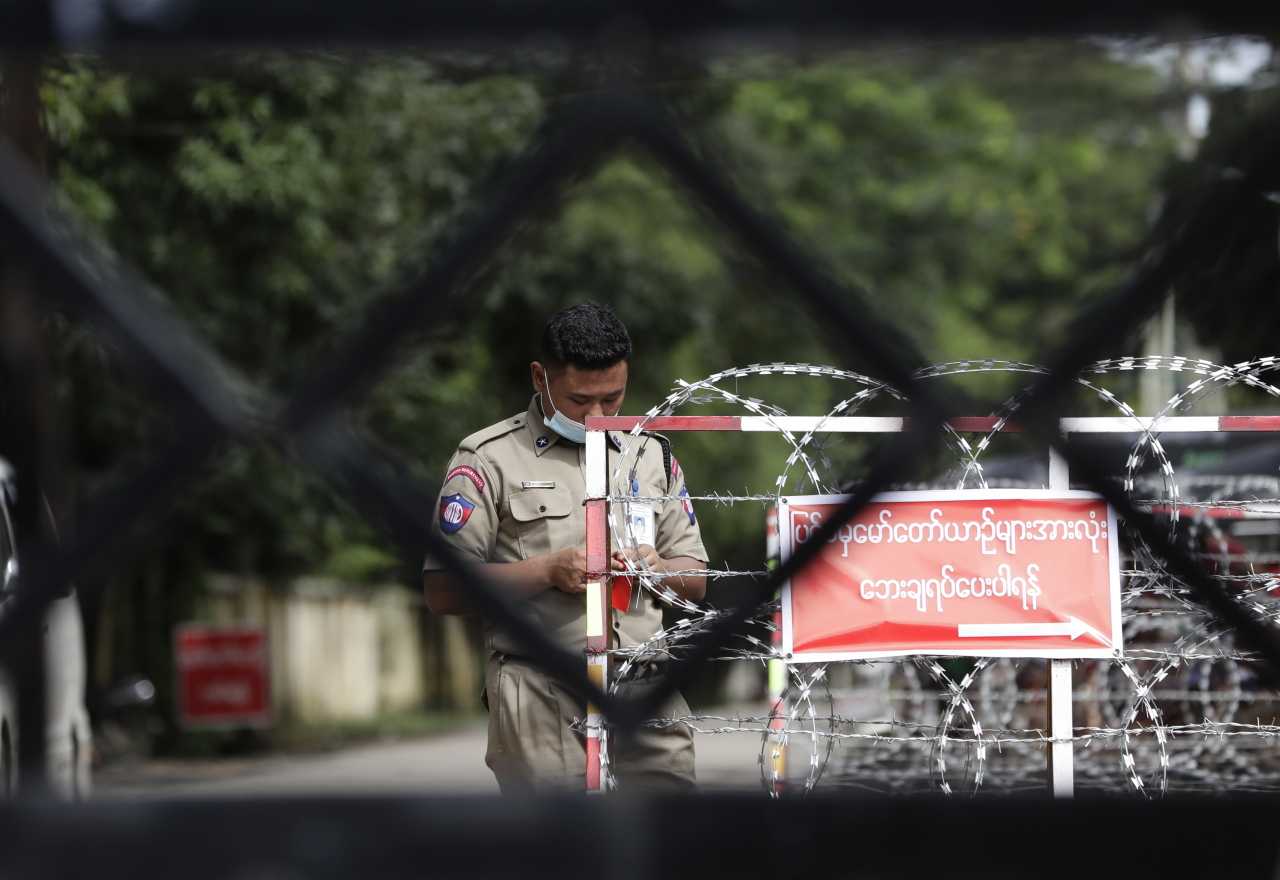 A staff member of Myanmar correctional department prepares barricades before the release of detainees at the main entrance of the Insein prison in Yangon, Myanmar, on Oct. 19. (EPA-Yonhap)