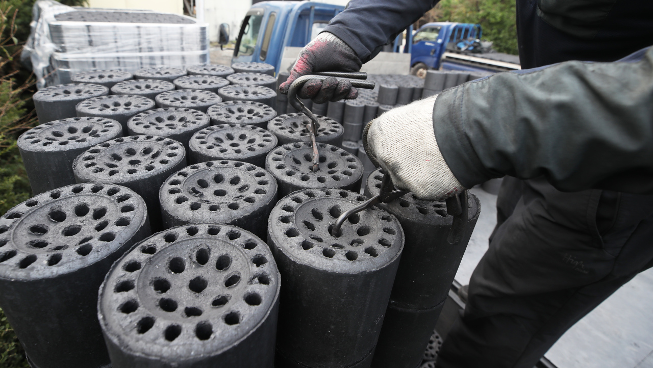 South Korea’s coal briquette consumption is likely to drop below 500,000 tons for the first time this year on lower demand and higher coal prices (Yonhap)