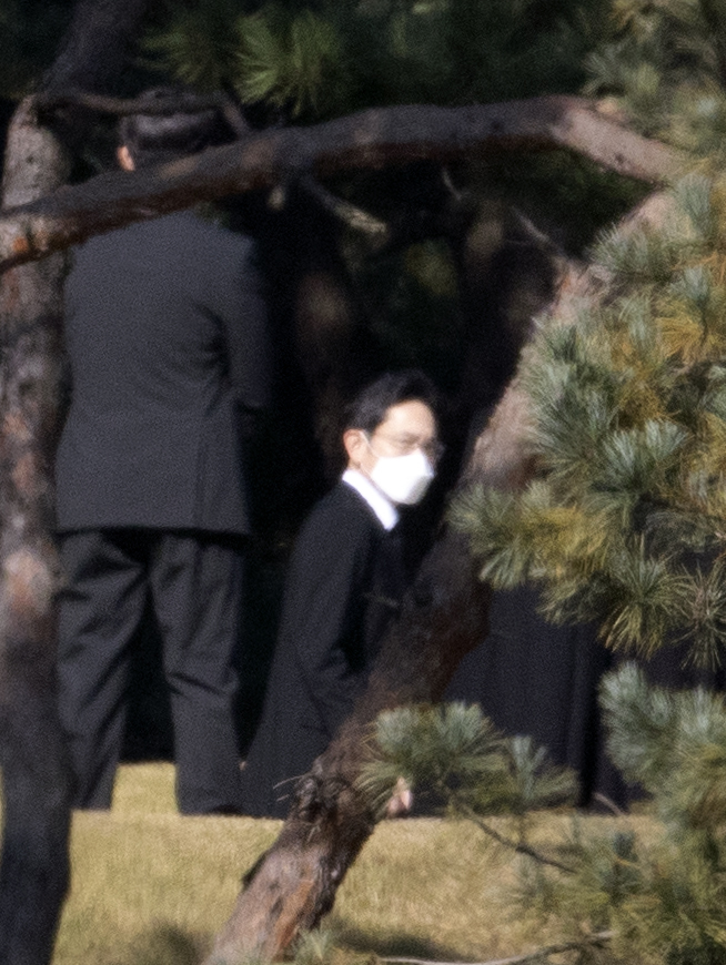 Samsung Electronics Vice Chairman Lee Jae-yong is spotted at the family’s private graveyard in Suwon, Gyeonggi Province, on Monday. (Yonhap)