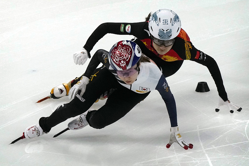 In this Associated Press photo, Choi Min-jeong of South Korea (front) and Qu Chunyu of China compete in their heat of the women's 500m race at the International Skating Union Short Track Speed Skating World Cup at Capital Indoor Stadium in Beijing on Thursday. (Yonhap)