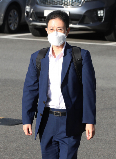 Son Jun-sung, a high-ranking prosecutor, arrives to work at the High Prosecutors Office in the southeastern city of Daegu on Sept. 16, 2021. Son has faced allegations he requested the main opposition People Power Party file complaints against pro-government figures ahead of the parliamentary elections last year when he served as an investigative intelligence policy officer under then Prosecutor General Yoon Seok-youl, now one of the party's presidential hopefuls. (Yonhap)