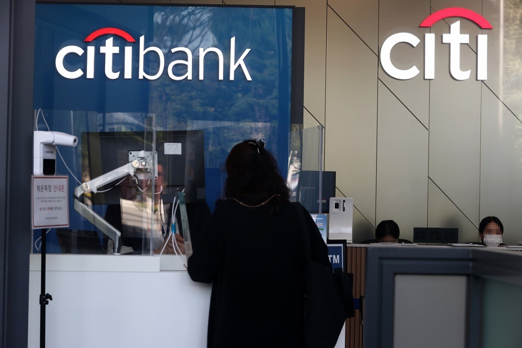 A customer is seen at Citibank Korea’s main office in Seoul. (Yonhap)