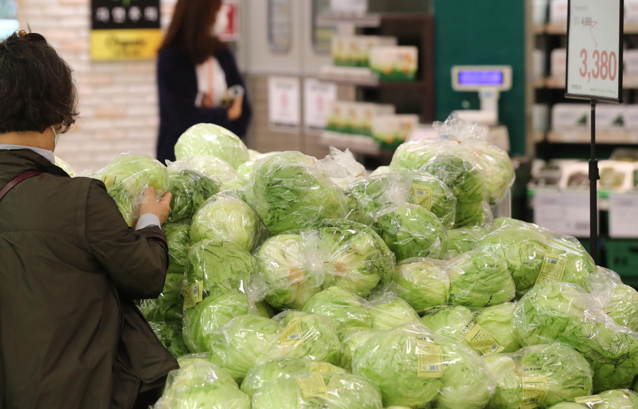 A customer examines a packaged lettuce displayed on the shelves of a store in Seoul on Oct. 19. (Yonhap)