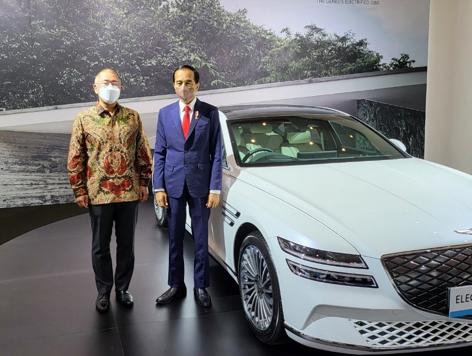Hyundai Motor Group Chairman Chung Euisun (left) poses with Indonesian President Joko Widodo, next to Hyundai Motor’s Electrified G80 at the Jakarta International Expo Convention Center in Jakarta, Indonesia, Monday. (Hyundai Motor)