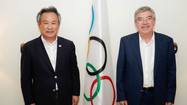 KSOC President Lee Kee-heung and President of the International Olympic Committee Thomas Bach (Yonhap)