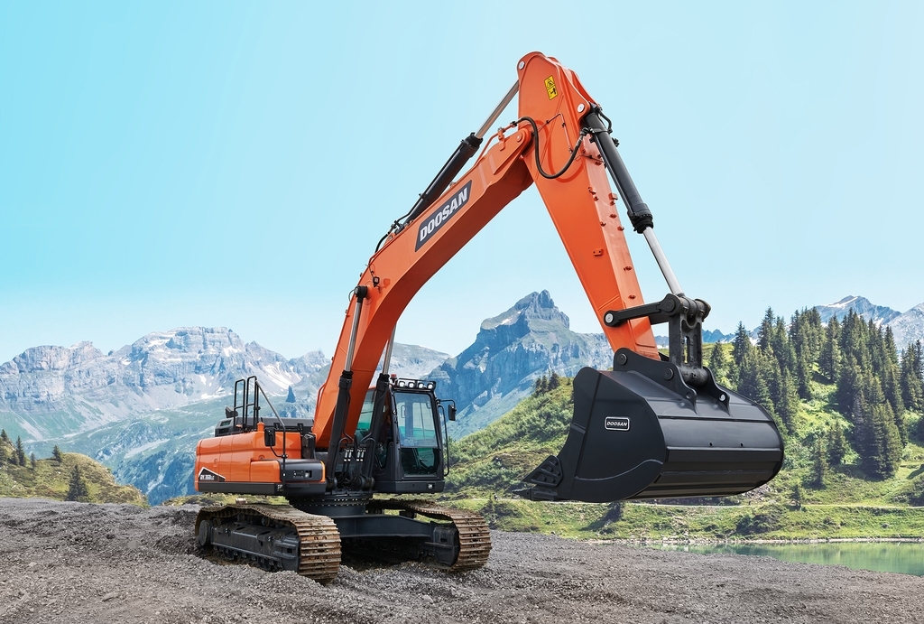 This photo shows a 30-ton excavator manufactured by the company. (Hyundai Doosan Infracore Co.)