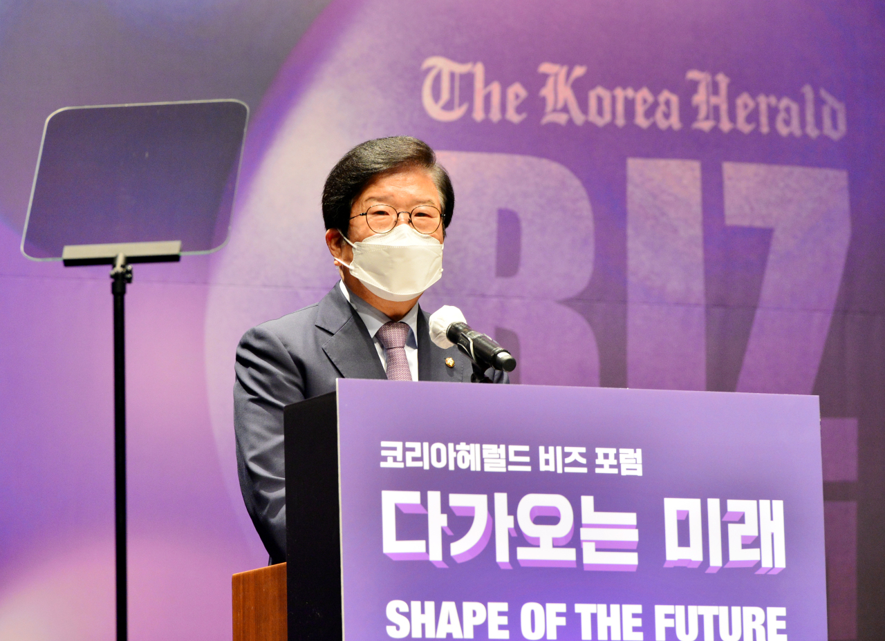 National Assembly Speaker Park Byeong-seuk delivers his congratulatory speeches at The Korea Herald’s fourth annual business forum held at the Shilla Seoul, Tuesday. (Park Hyun-koo/The Korea Herald)