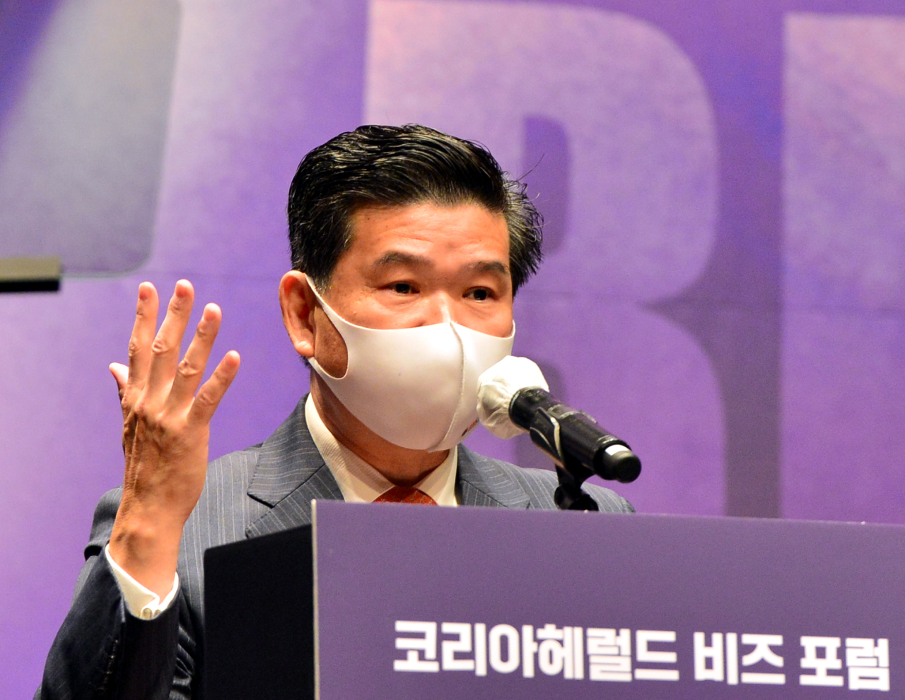 James Kim, chairman and chief executive officer of the American Chamber of Commerce in Korea, delivers his congratulatory speeches at The Korea Herald’s fourth annual business forum held at the Shilla Seoul, Tuesday. (Park Hyun-koo/The Korea Herald)