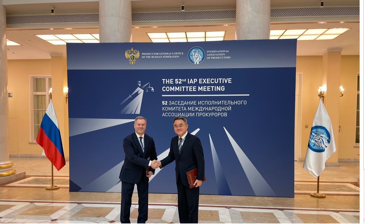 IAP President Hwang Cheol-kyu (right) and Deputy Prosecutor General of the Russian Federation Peter Gorodov attend the 52nd Executive Committee Meeting in St. Petersburg, Russia. (IAP)