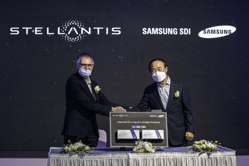 Samsung SDI CEO Jun Young-hyun (R) shakes hands with Stellantis CEO Carlos Tavares in this photo provided by Samsung SDI, on Wednesday. (Samsung SDI)