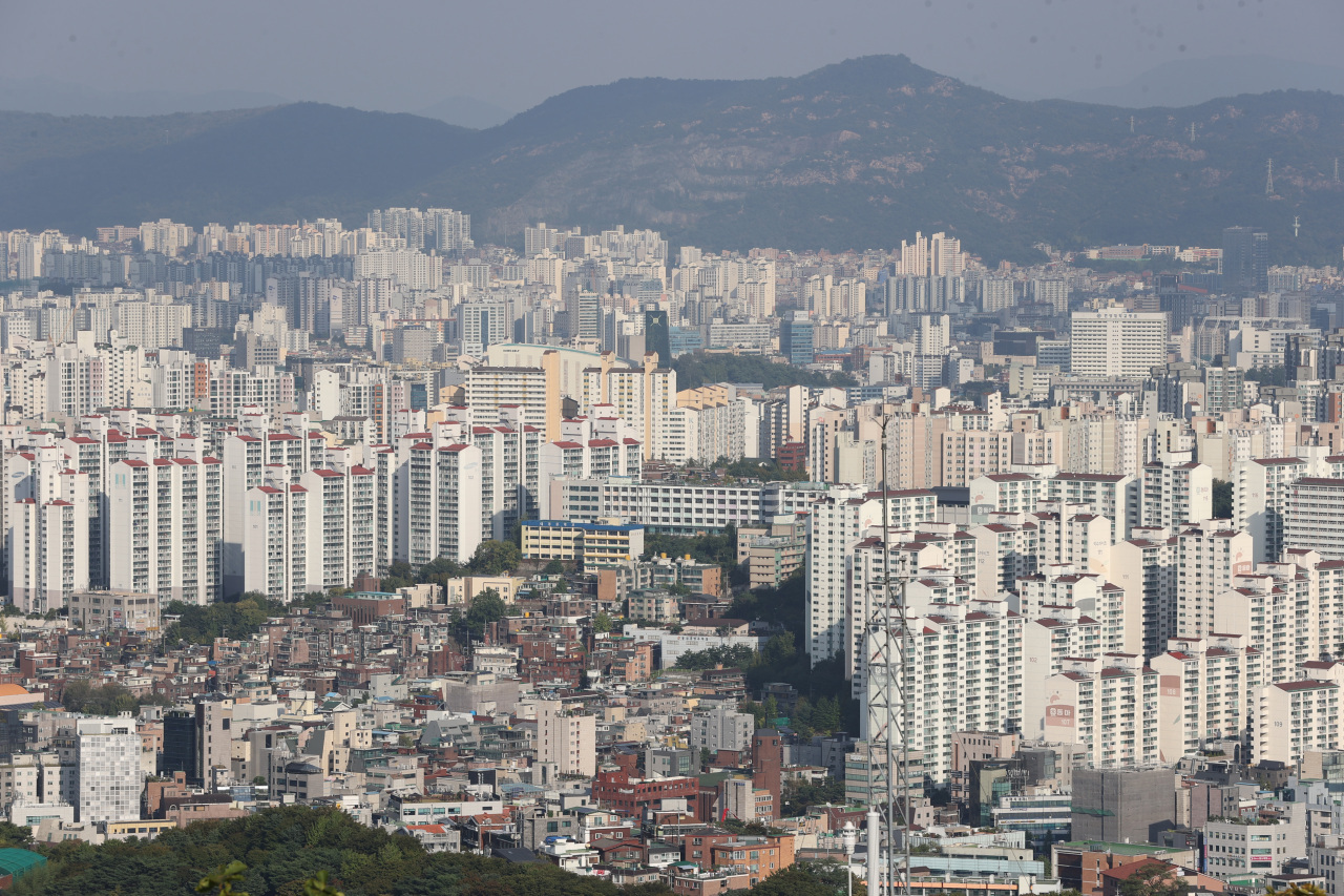Seoul apartments are seen from Namsan. (Yonhap)