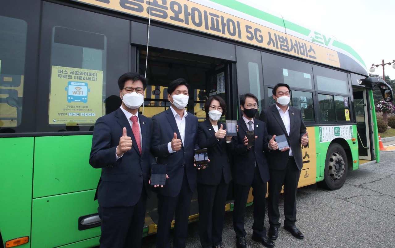 The Ministry of Science and ICT held opening ceremony for pilot public 5G Wi-Fi service in intra-city buses on Wed. in front of the Nat‘l Assembly. (Yonhap)