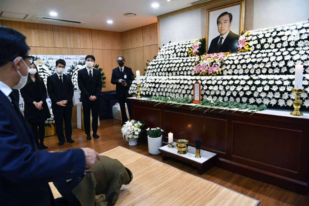 A mourner gives a deep bow at an altar for former President Roh Tae-woo during a funeral in Seoul on Wednesday. Roh, who served as president from 1988-93, died the previous day at the age of 88. (Yonhap)