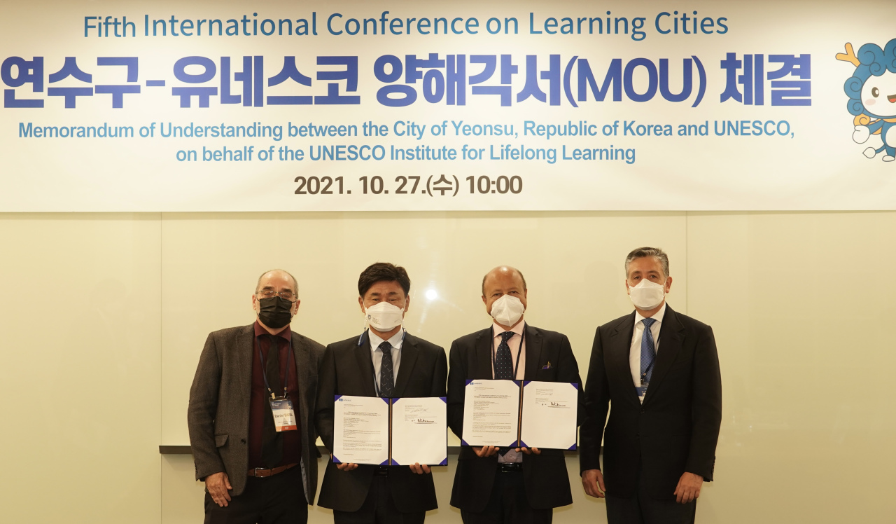 Representatives from the host city of Yeonsu-gu and UNESCO Institute for Lifelong Learning sign a memorandum of understanding on Wednesday.(Yeonsu-gu office)