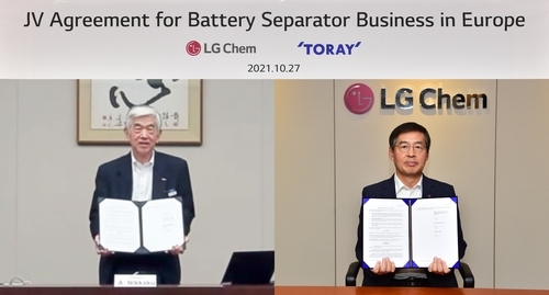 LG Chem Ltd. Vice Chairman Shin Hak-cheol (R) and Akihiro Nikkaku, president and CEO of Japan's Toray Industries Inc., sign a contract to set up a joint venture on battery separators, via video links, in this photo provided by LG Chem on Wednesday. (LG Chem)