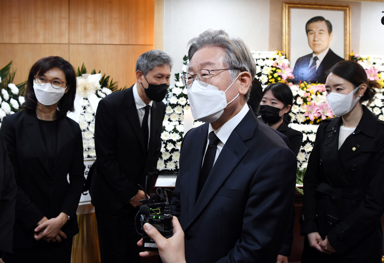Lee Jae-myung, the ruling Democratic Party of Korea`s presidential candidate, pays his respects to former President Roh Tae-woo. (Yonhap)