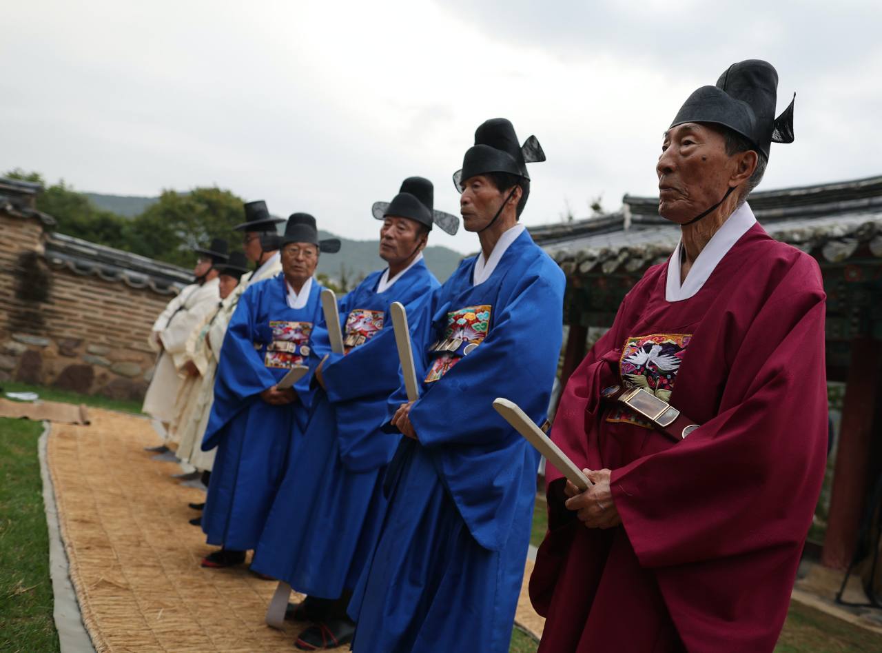 Kim Tae-gyun (right), the head of the Byeongsanseowon Confucian Academy, and Jeong Bong-ho (second from right) and other members of the academy, participate in the annual fall memorial tribute honoring Ryu Seong-ryong, the chief state councillor of Joseon Dynasty in 1592.  Photo © 2021 Hyungwon Kang