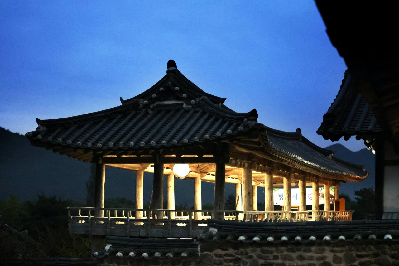 The Byeongsanseowon Confucian Academy is lit up early in the morning. Photo © 2021 Hyungwon Kang